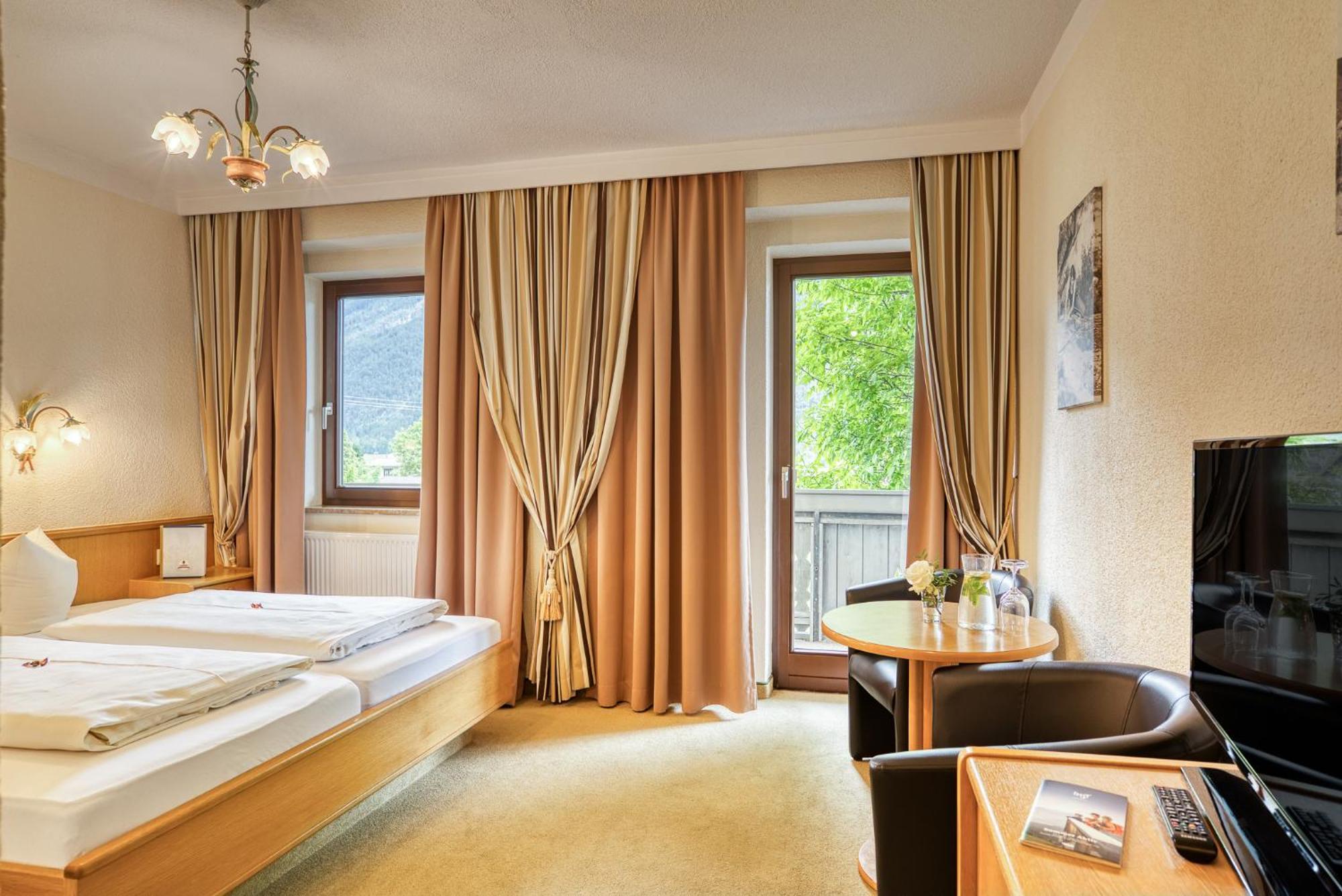 Hotel Zum Lamm Tarrenz Exterior photo